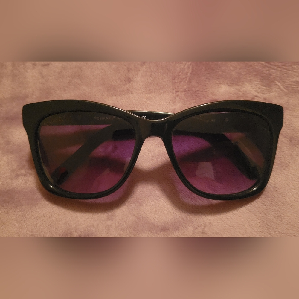 Chanel  Authentic sunglasses exelent condition.